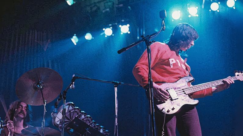 Pink Floyd fez parceria com a Amazon para a venda de produtos oficiais, como camisetas e moletons, disponíveis para compra online (Foto: Reprodução)