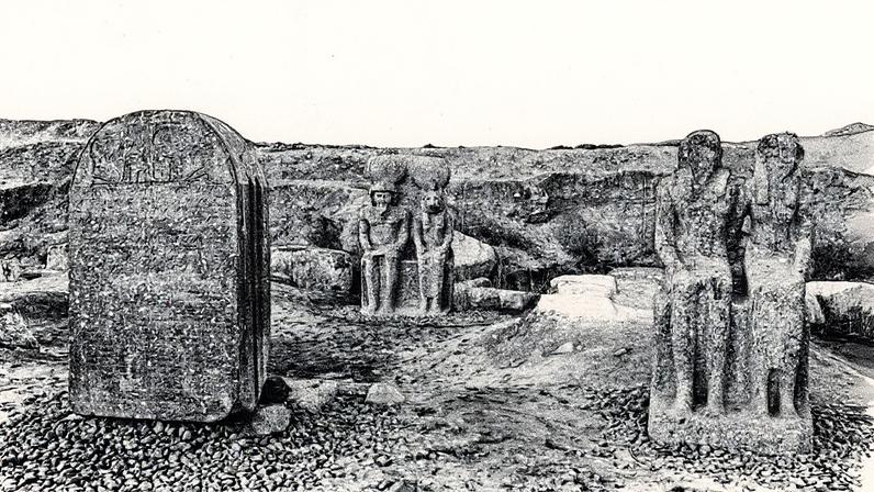 Estátuas representando duas divindades em escavações arqueológicas em Tell el-Farain, Egito (Foto: Reprodução)