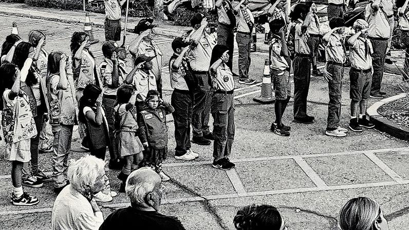 Escoteiros da Tropa 228 participam da cerimônia de aposentadoria da bandeira dos EUA na Igreja de Santa Kateri Tekakwitha durante a observância anual do Dia dos Patriotas em Santa Clarita, Califórnia (Foto: Reprodução)