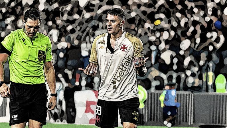 Vegetti discute com o árbitro João Vitor Gobi durante jogo em São Januário (Foto: Thiago Ribeiro/AGIF)