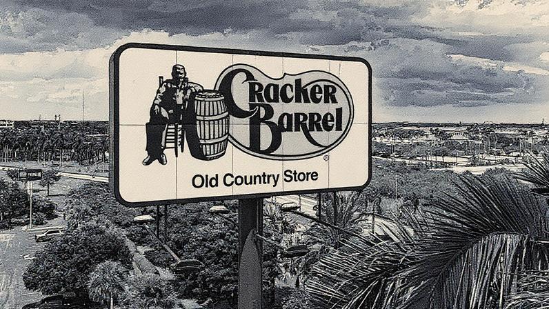 Placa do Cracker Barrel com o antigo logo em vista aérea, localizada em frente a um restaurante em Florida City, Florida (Foto: Reprodução)