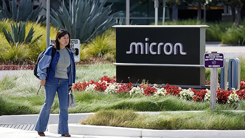 Pessoa passa por um sinal da sede da Micron Technology em San Jose, Califórnia (Foto: Reprodução)