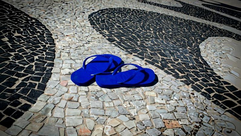 Havaianas expostas em uma superfície (Foto: Reprodução)