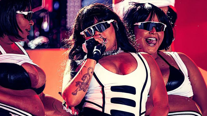 Cantora brasileira Duquesa se apresenta no palco Quebrada durante show no festival The Town, realizado em São Paulo (Foto: Reprodução)