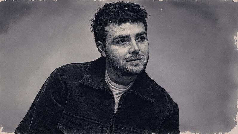 A música "Ordinary" de Alex Warren empata com o recorde de maior tempo no primeiro lugar da parada Pop Airplay (Foto: Reprodução)