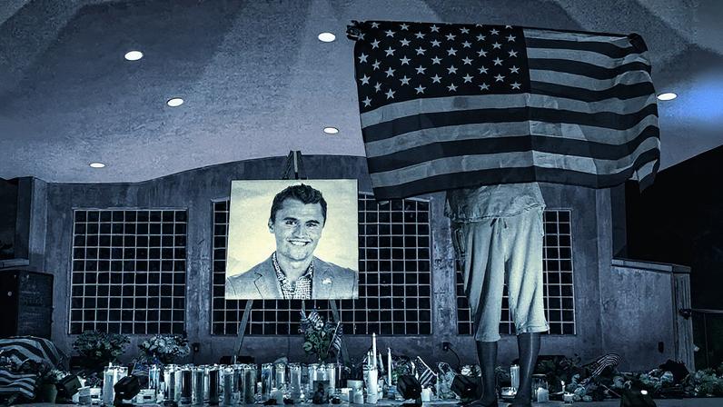 Apoiador presta homenagem em memorial ao ativista conservador Charlie Kirk, morto em um ataque no estado de Utah (Foto: Reprodução)