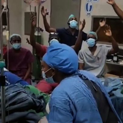 Equipe médica agradece a Deus durante cirurgia cerebral