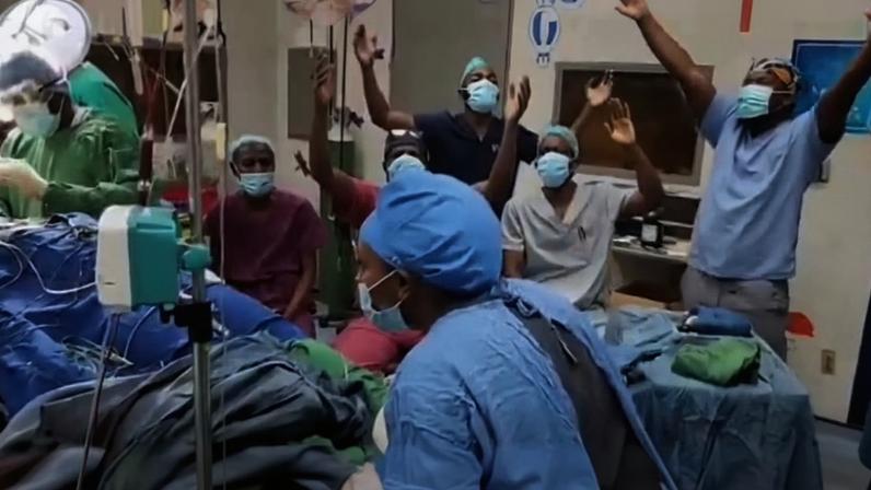 Equipe médica agradece a Deus durante cirurgia cerebral