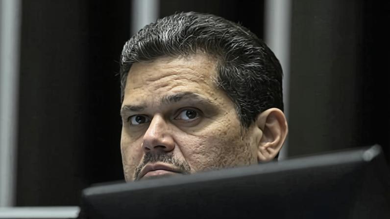 Alcolumbre leva pauta polêmica ao plenário em meio à crise com o Planalto