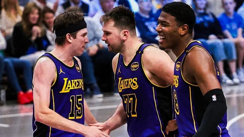 Lakers dispensam pivô e fecham com ex-jogador do Nets