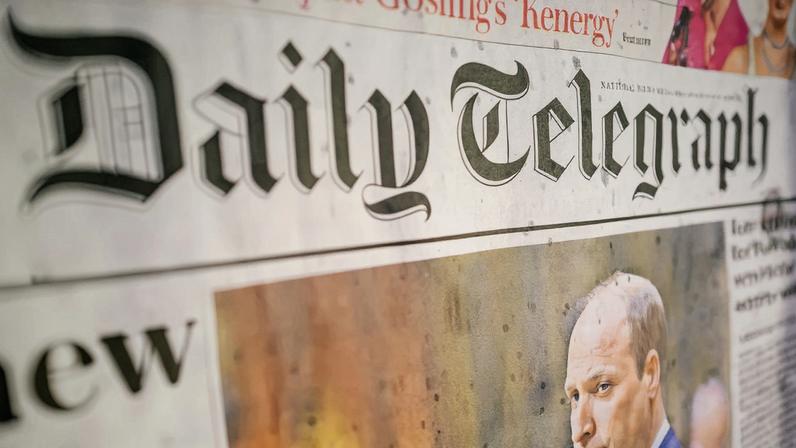 Daily Mail compra o Telegraph para criar potência de mídia de direita no Reino Unido | Acordo no valor de 500 milhões de libras une publicações britânicas conservadoras no momento em que o partido populista Reform UK avança à frente do Partido Trabalhista do primeiro-ministro Keir Starmer nas pesquisas de opinião