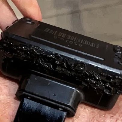 Bolsonaro tenta abrir tornozeleira com ferro de solda