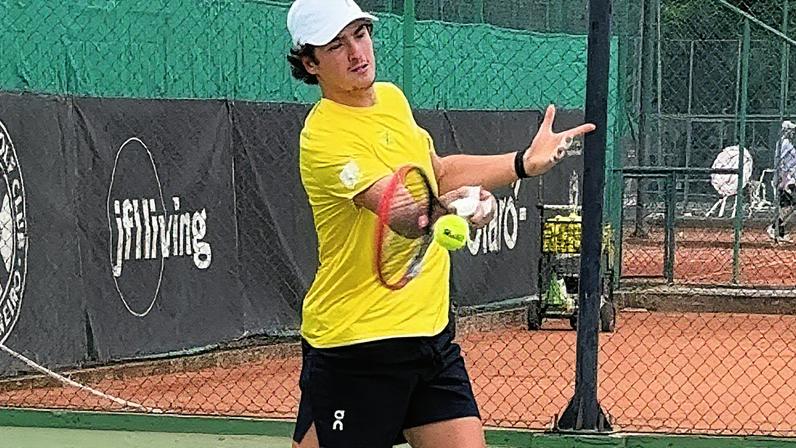 João Fonseca e o técnico Guilherme Teixeira na pré-temporada na Yes Tennis, no Rio (Foto: Gustavo Loio)