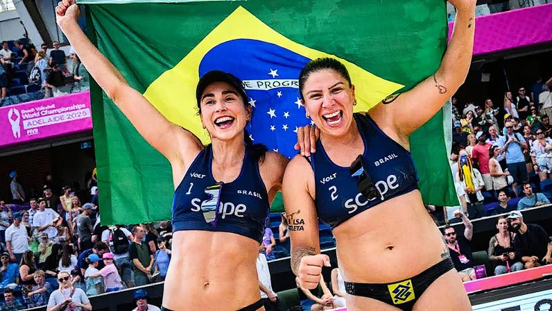 Carol e Rebecca conquistam o bronze no Mundial de Vôlei de Praia 2025 (Foto: Volleyball World)