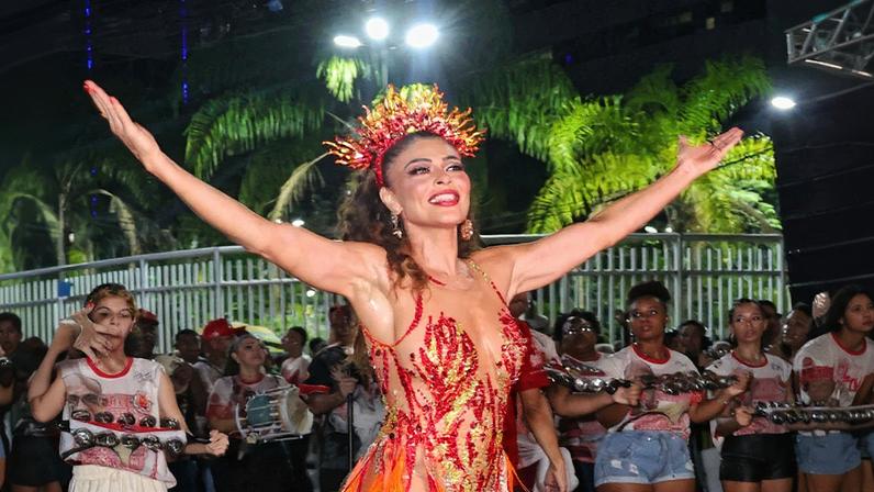 Juliana Paes brilha em ensaio de rua da Viradouro — Foto: Anderson Bordê / AgNews