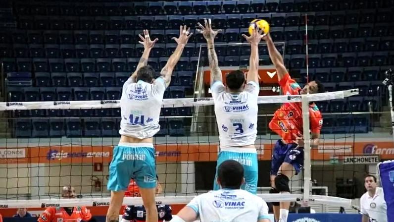 "Toque-ataque" se popularizou com mudanças testadas pela FIVB (Foto: Mauricio Val/FV Imagem/CBV)